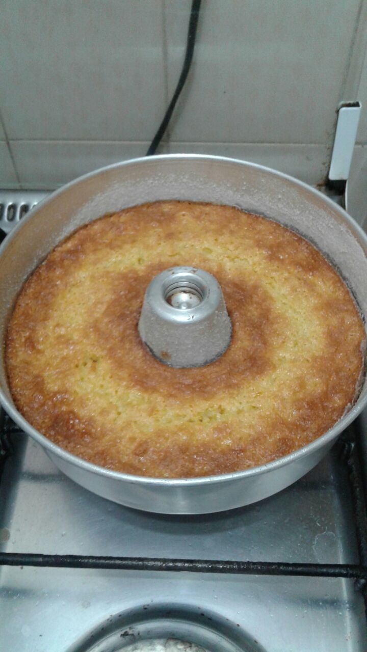 Bolo de cremoso e molhadinho de milho