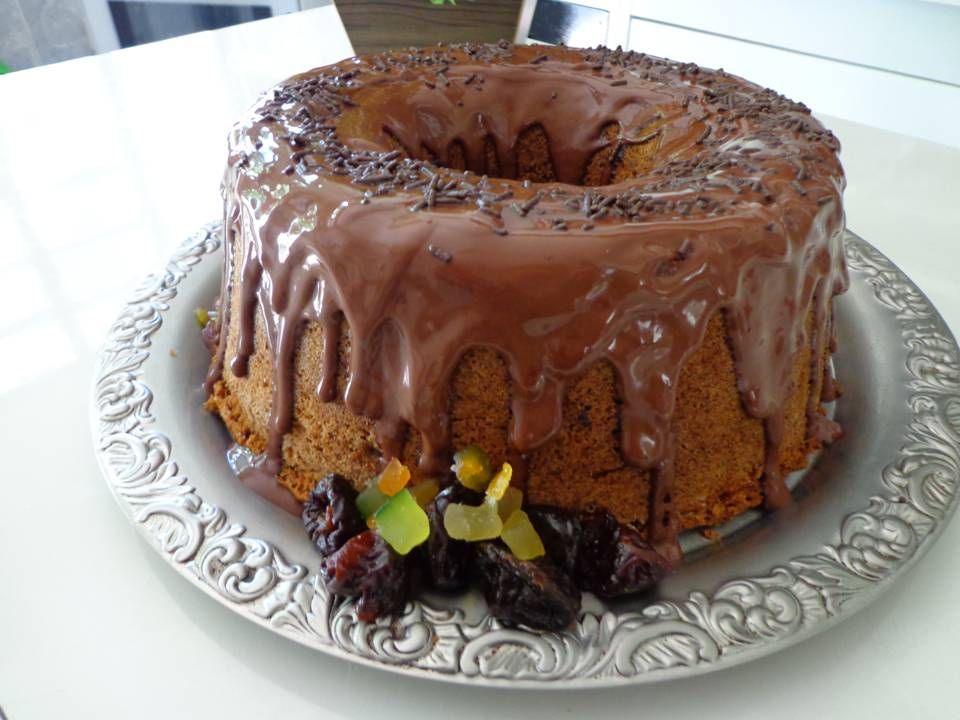 Bolo de frutas com cobertura de chocolate