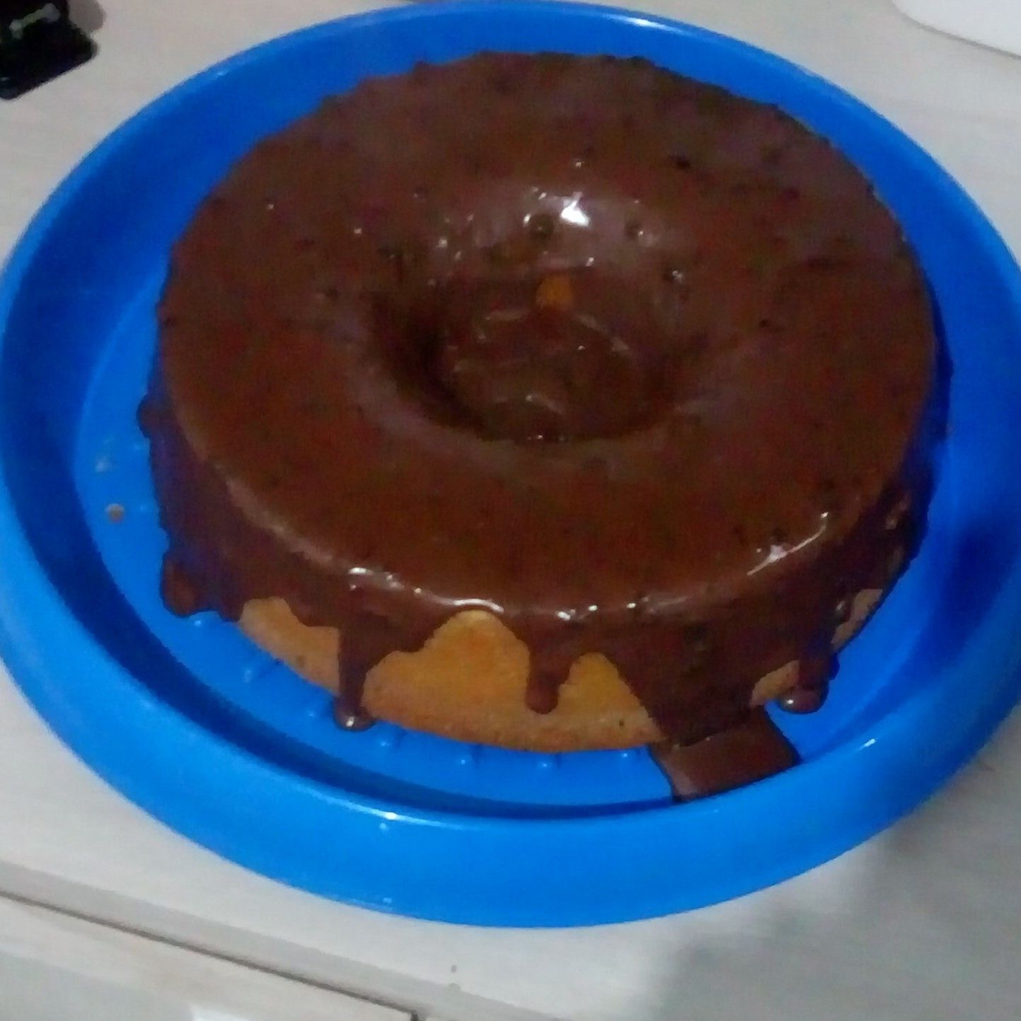 Bolo de fubá com calda de chocolate