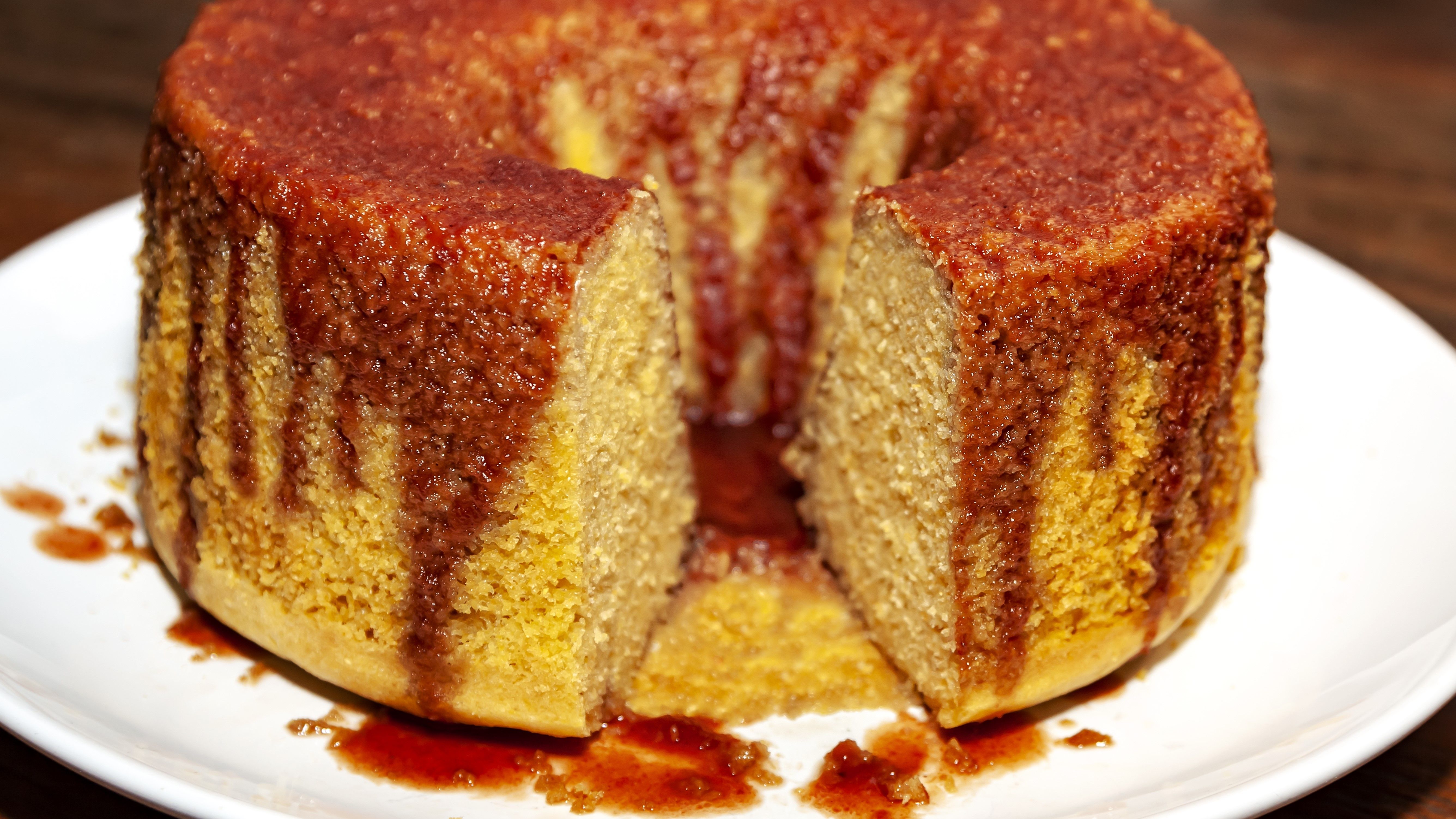 Bolo de fubá com calda de goiabada