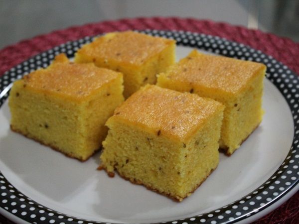 Bolo de fubá com coco e erva doce