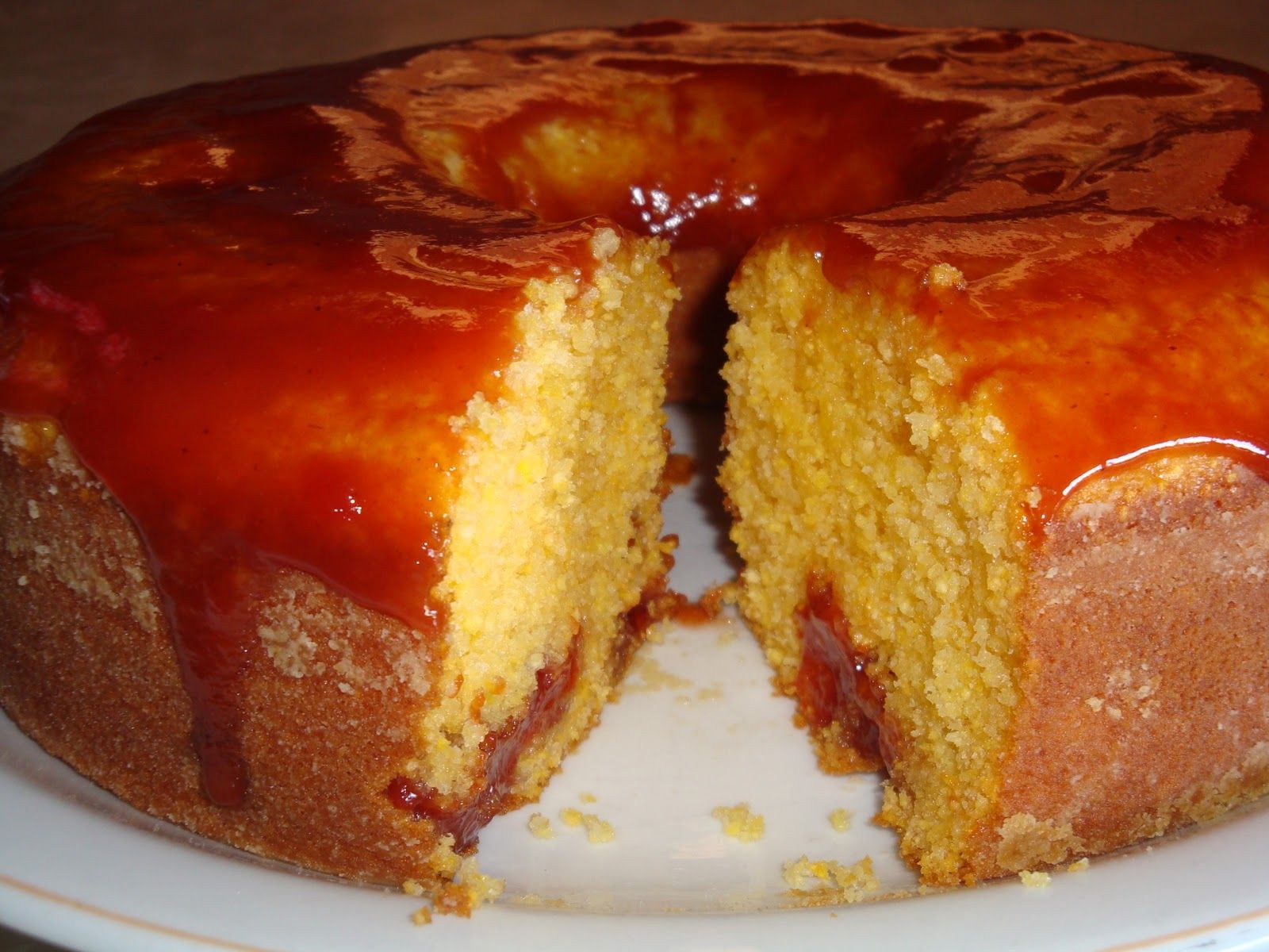 Bolo de fubá com coco e goiabada cremosa