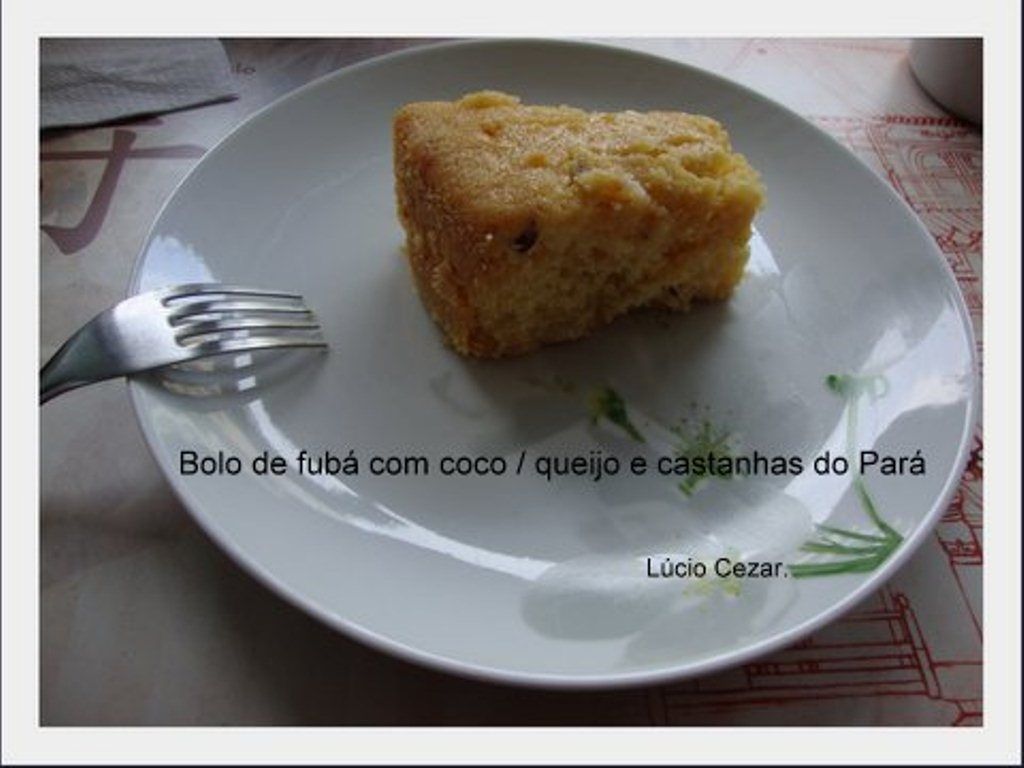 Bolo de fubá com coco,queijo parmesão e castanhas-do-pará