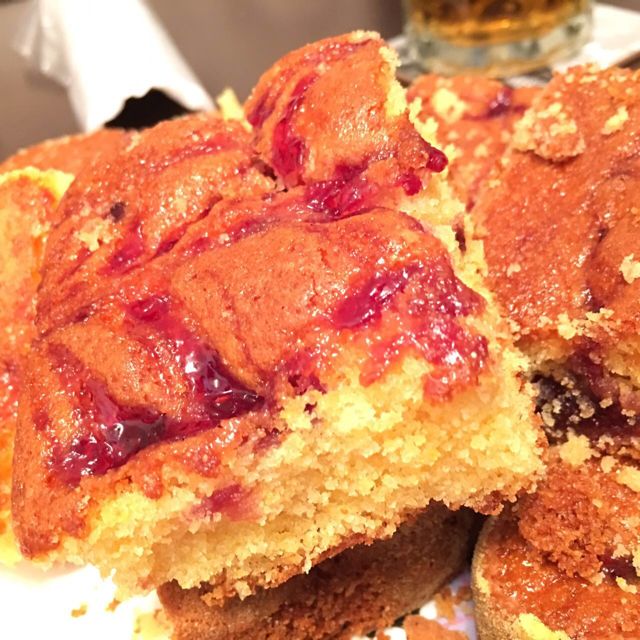 Bolo de fubá com geleia de frutas vermelhas