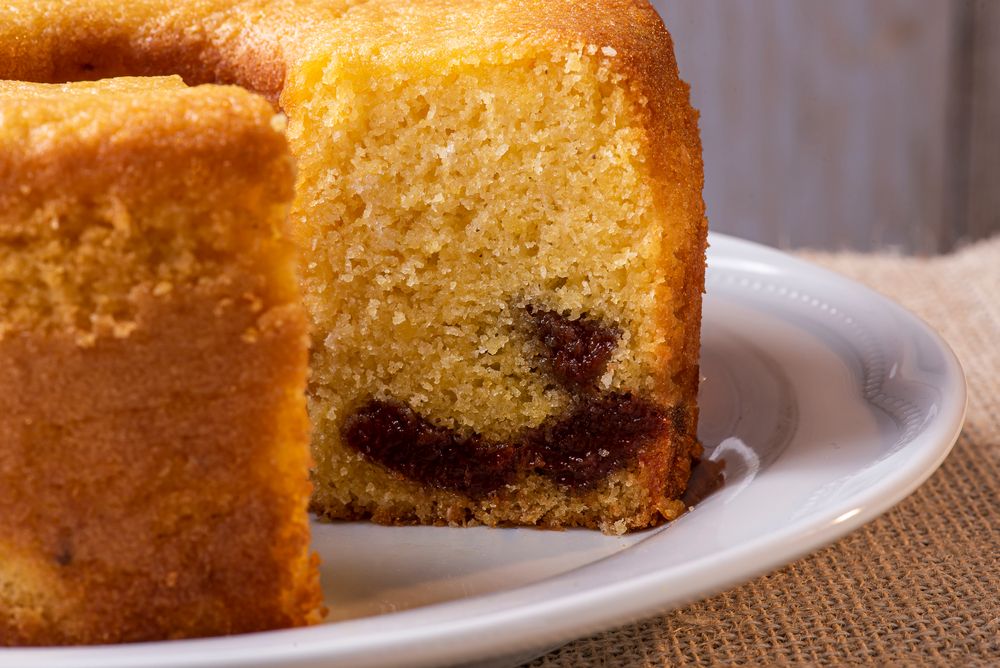 Bolo de fubá com goiabada e queijo