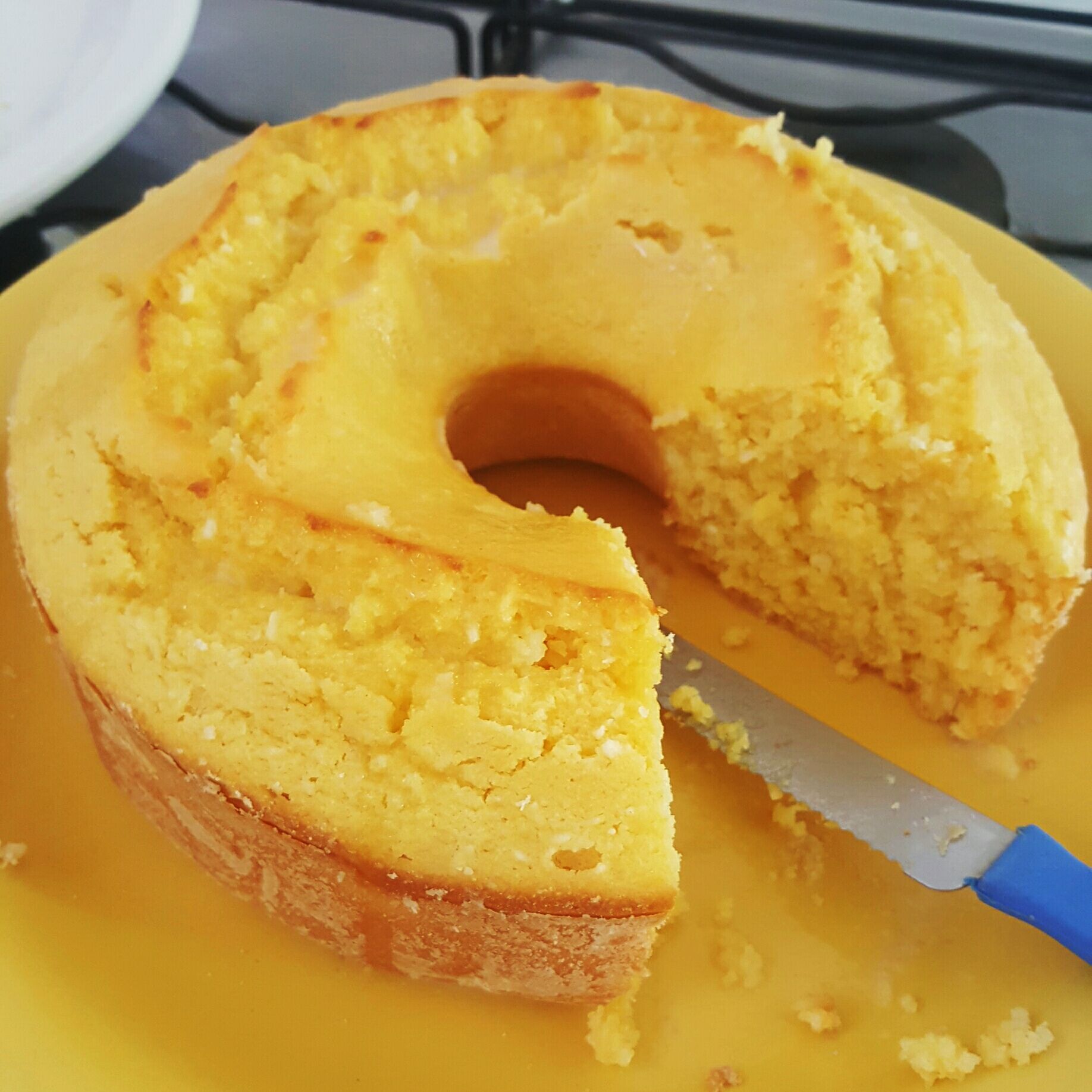 Bolo de fubá com iogurte natural e leite de coco