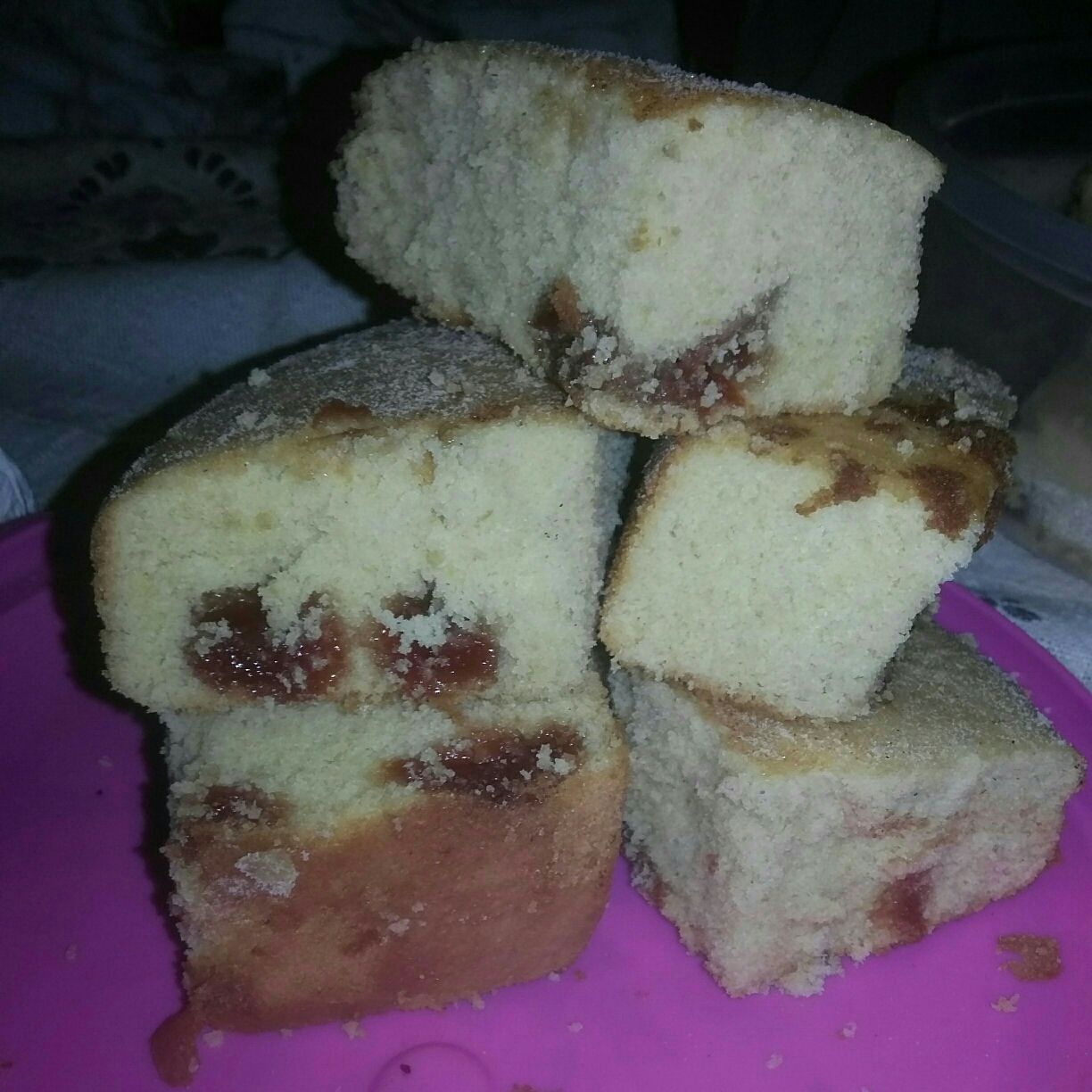 Bolo de fubá com milho e goiabada