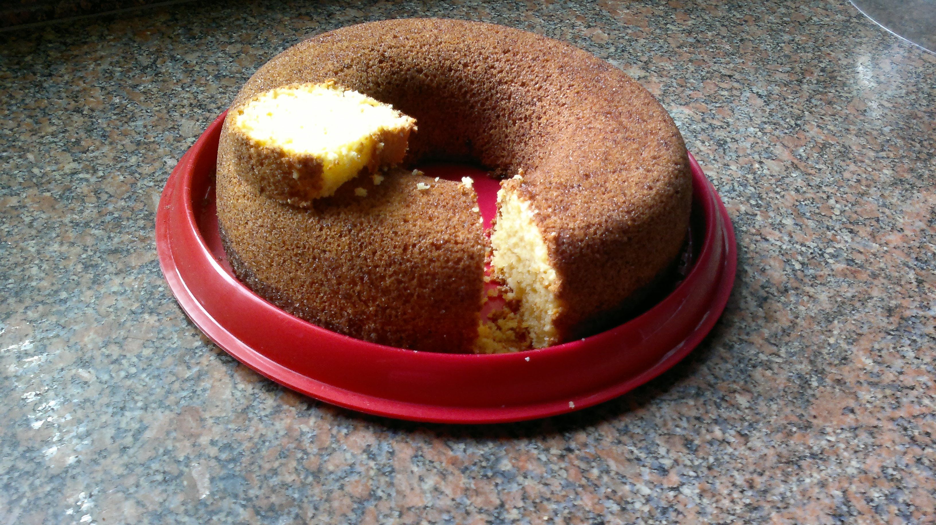 Bolo de fubá com queijo e coco