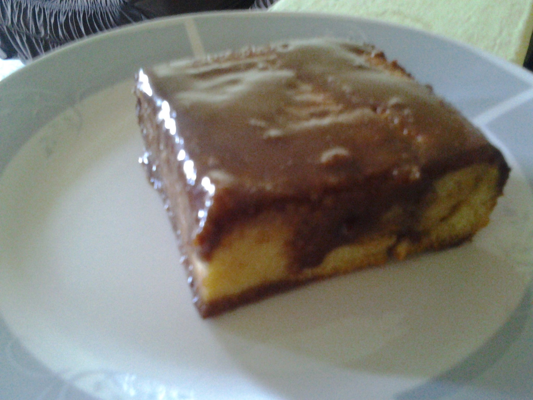 Bolo de fubá cremoso com falso brigadeiro