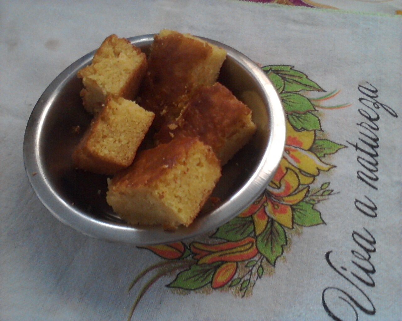 Bolo de fubá pré-cozido com queijo Mineiro