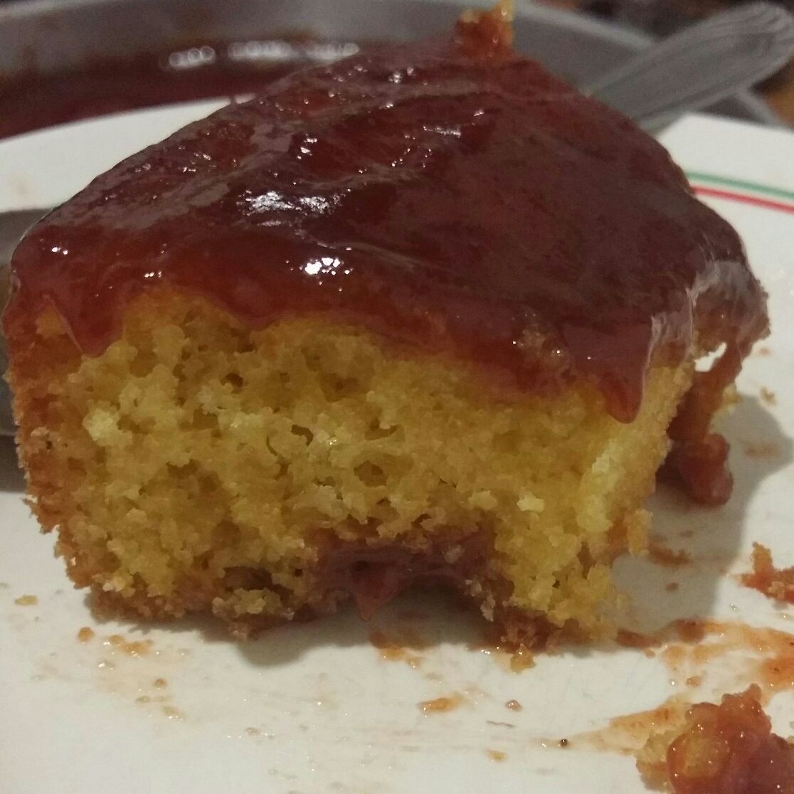 Bolo de fubá simples com goiabada