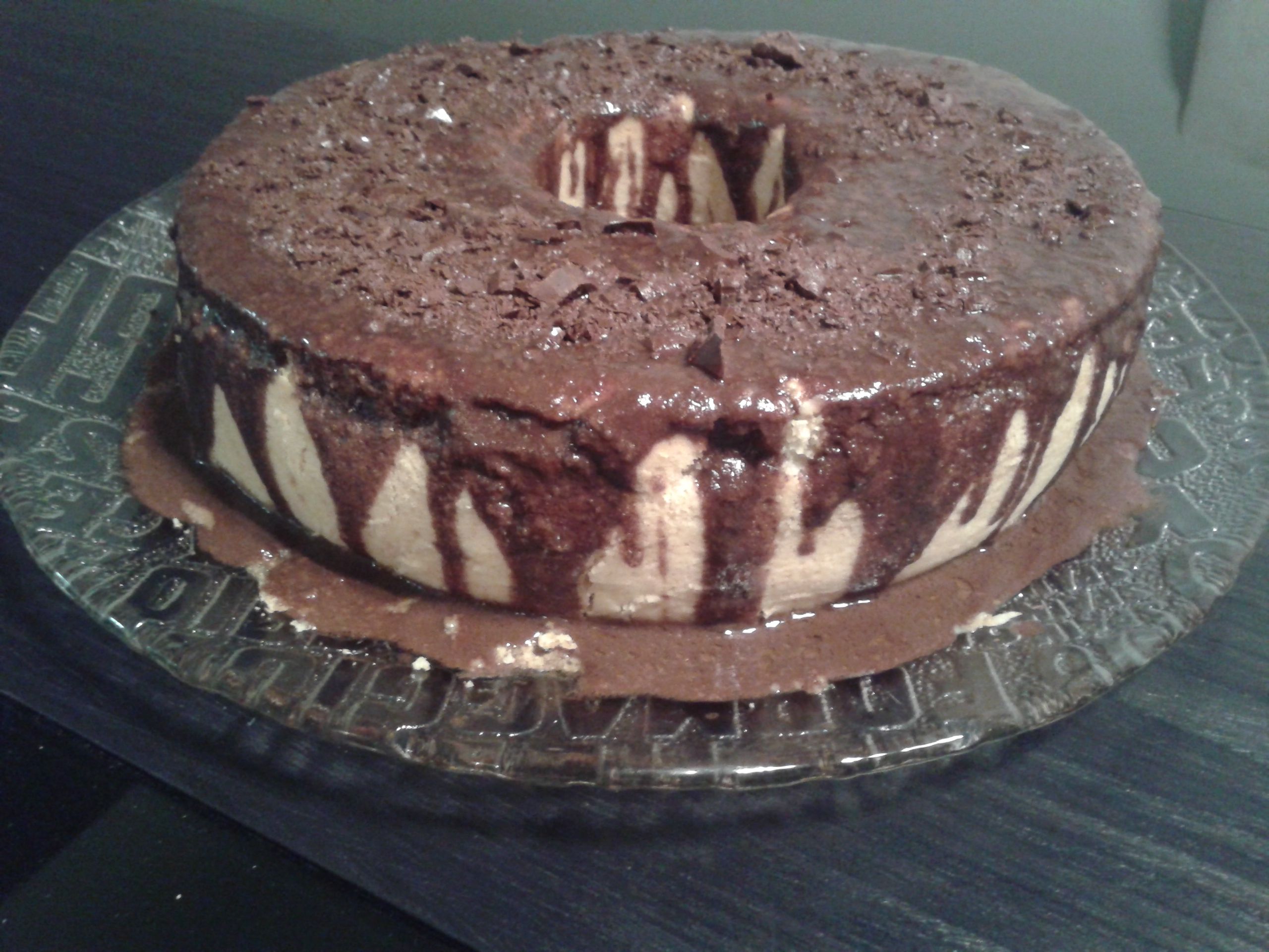 Bolo de gengibre com calda de chocolate