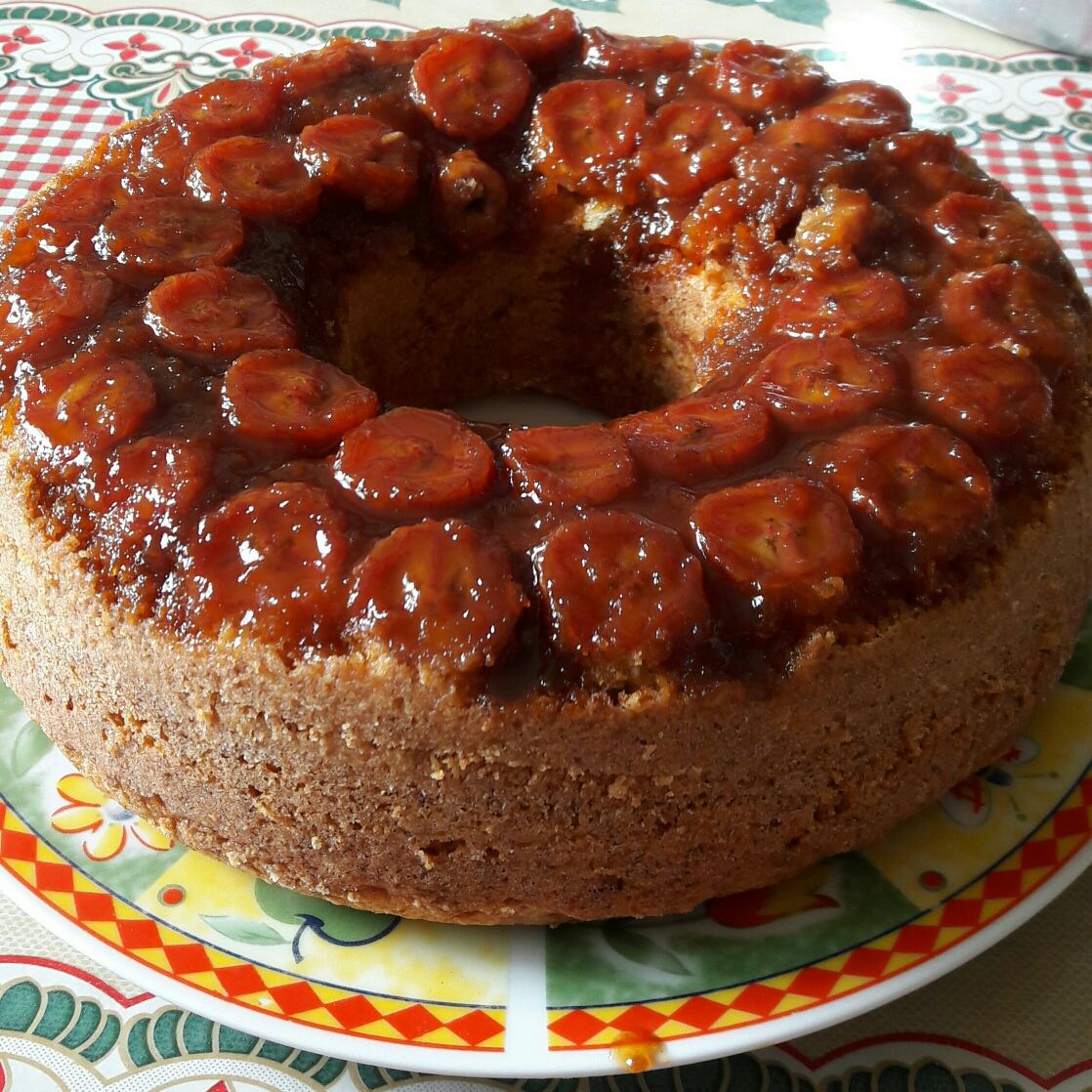 Bolo de iogurte com banana caramelizada