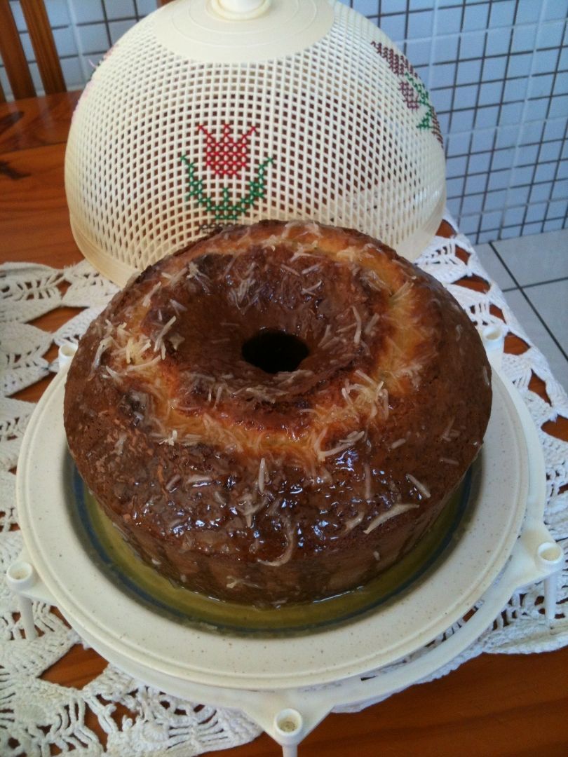 Bolo de Iogurte com calda de laranja e coco