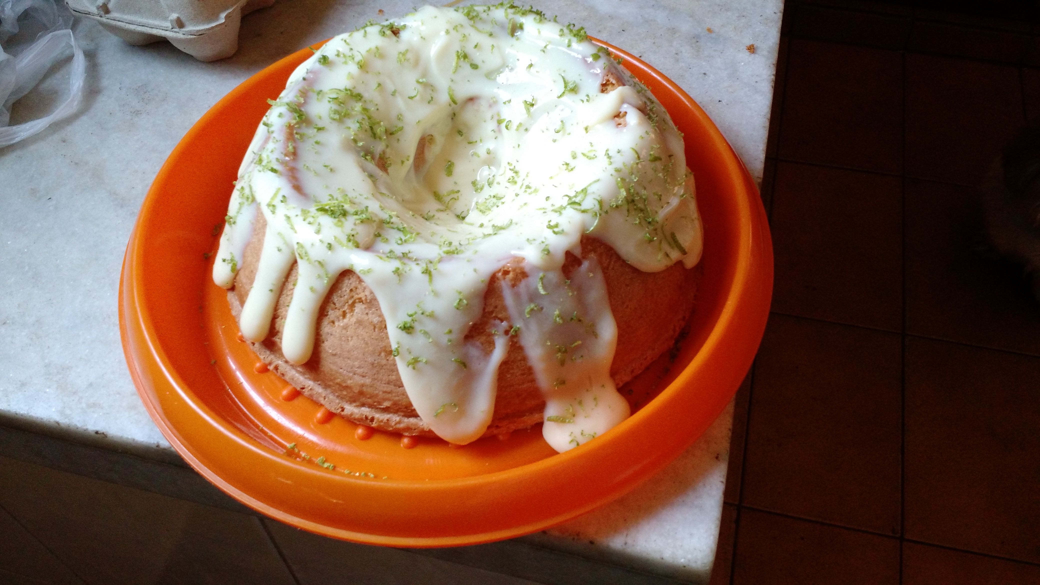 Bolo de iogurte com calda de limão