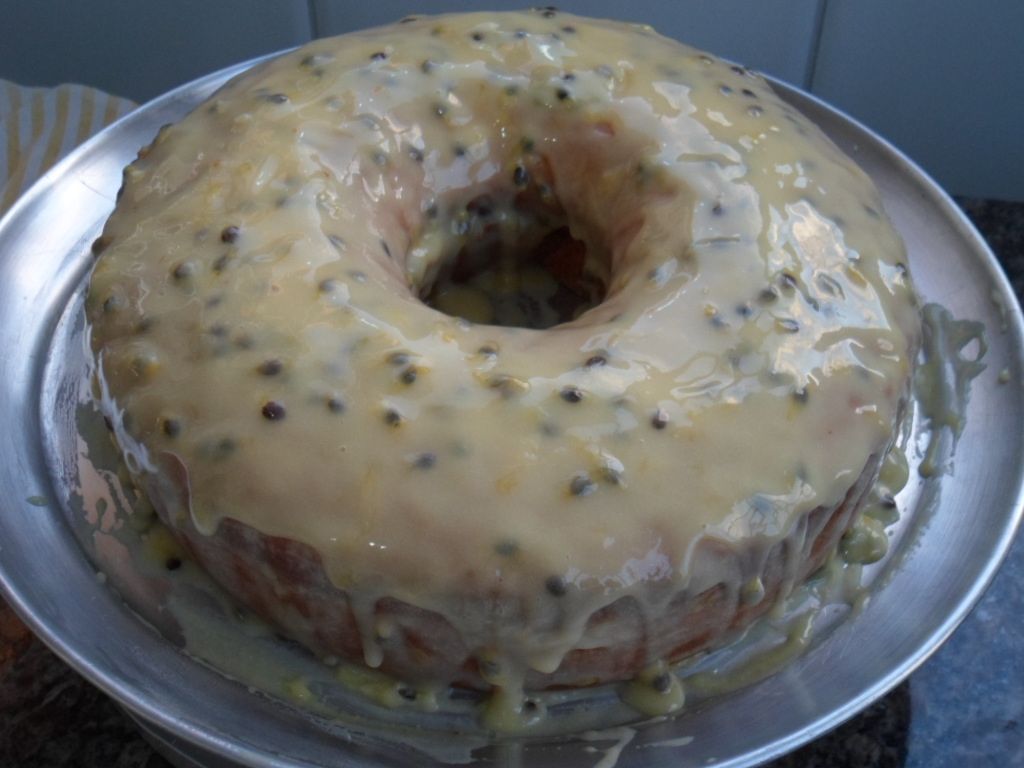 Bolo de iogurte com calda de maracujá