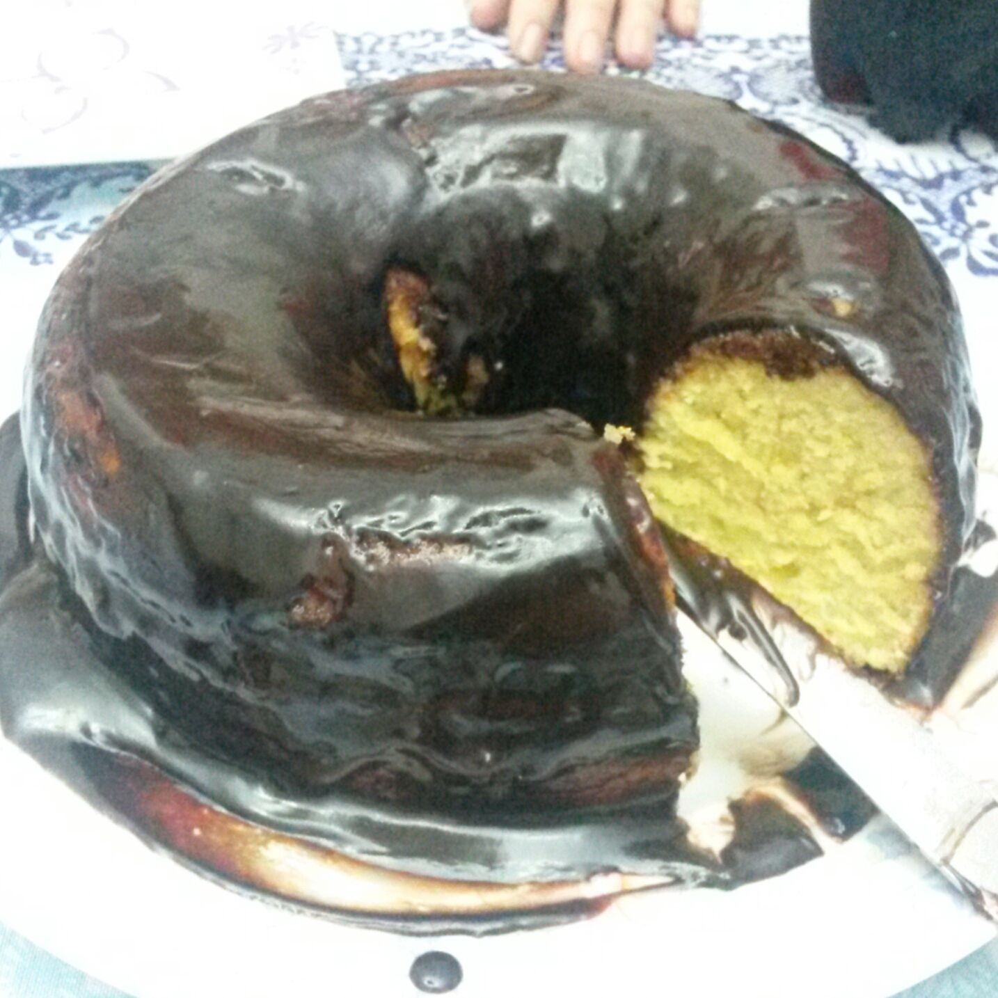 Bolo de laranja com calda de chocolate