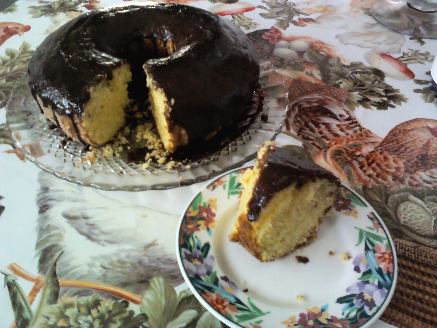 Bolo de laranja com casca com cobertura de chocolate