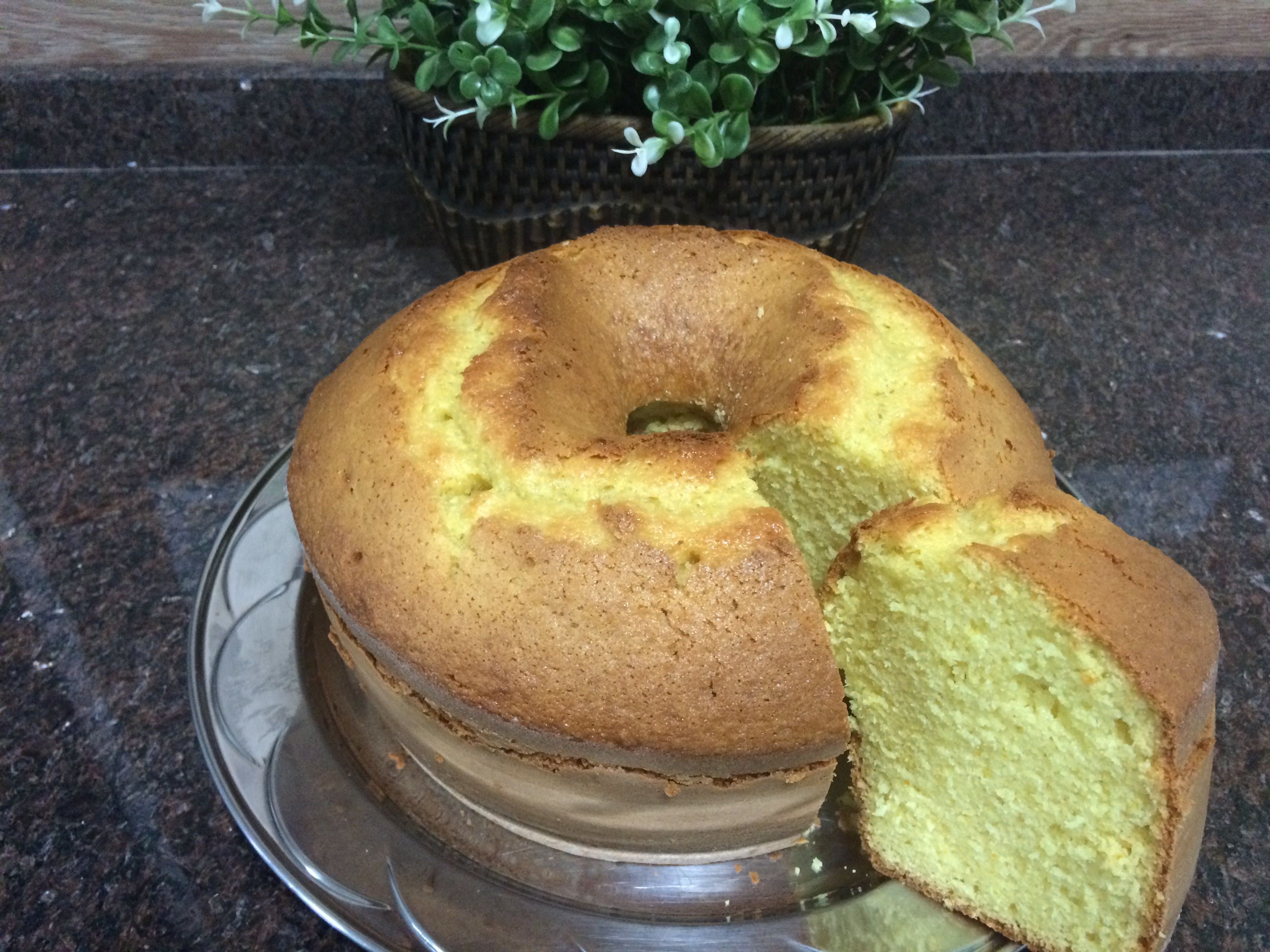 Bolo de laranja com casca (super fácil)