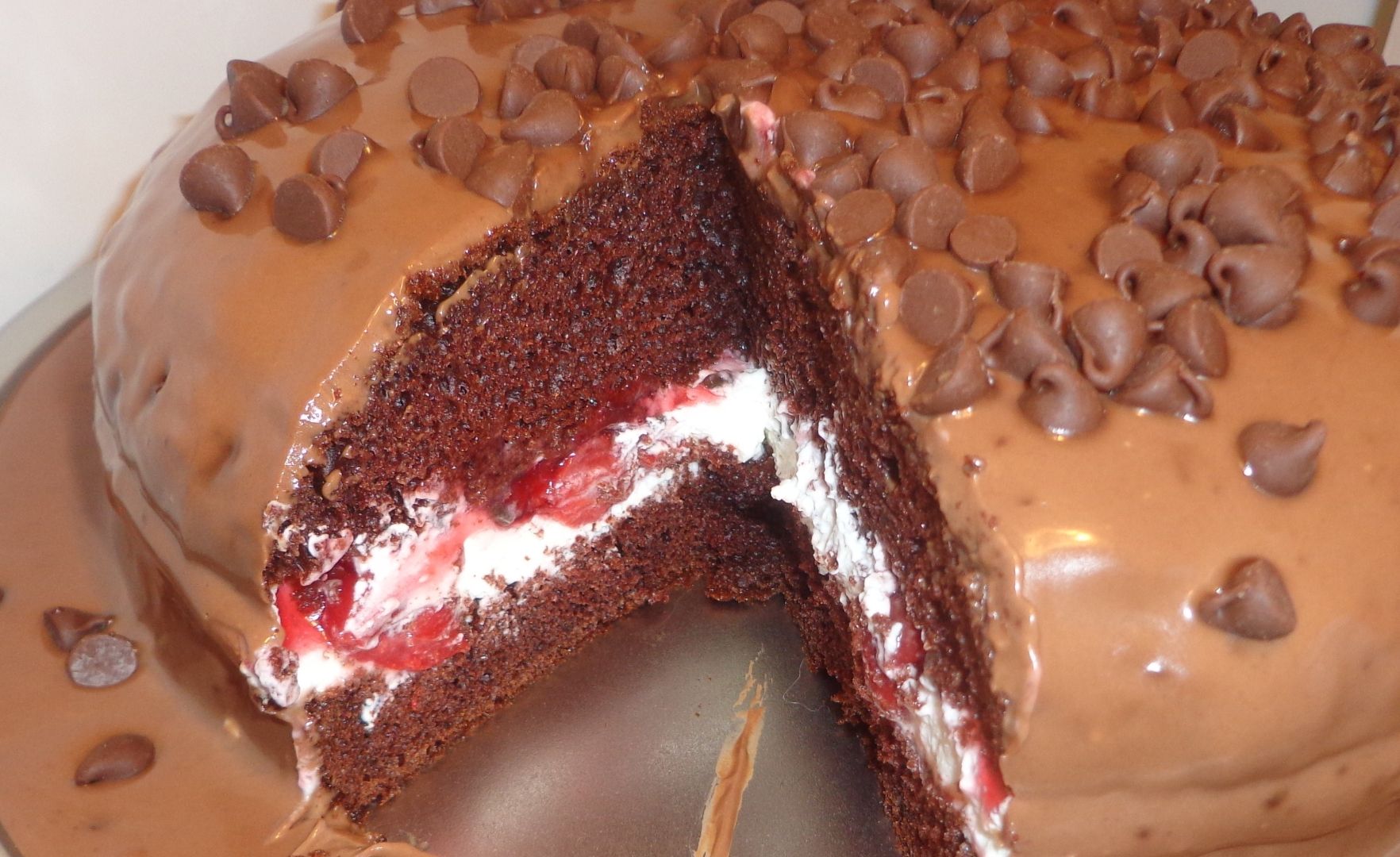 Bolo de laranja com cobertura trufada e gotas de chocolate branco