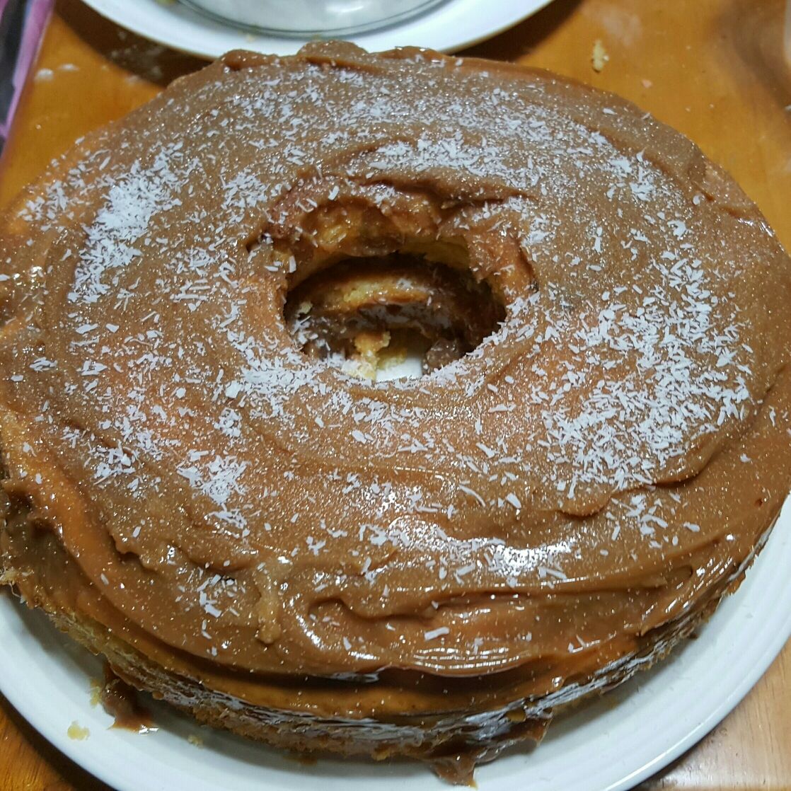 Bolo de leite em pó com doce de leite