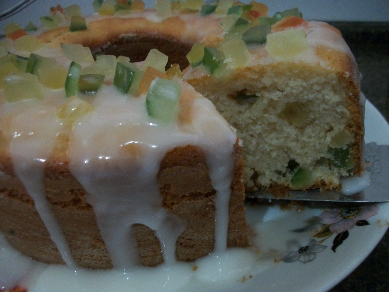 Bolo de limão com frutas cristalizadas