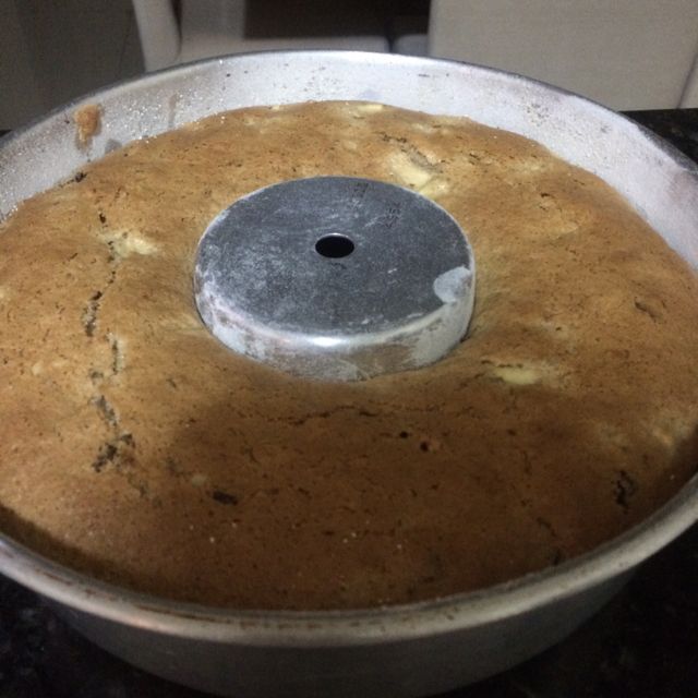 Bolo de maçã, canela, castanha e uvas-passas