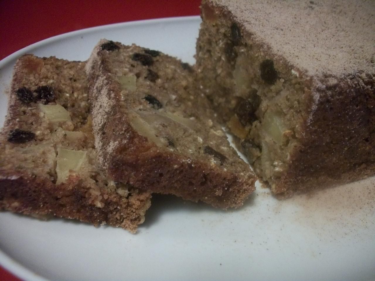 Bolo de maçã com canela e passas