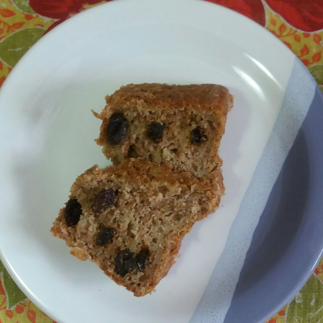 Bolo de maçã com canela e uvas passas