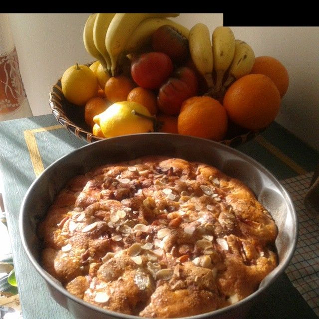 Bolo de maçã com geleia de frutas vermelhas e amêndoas fatiadas