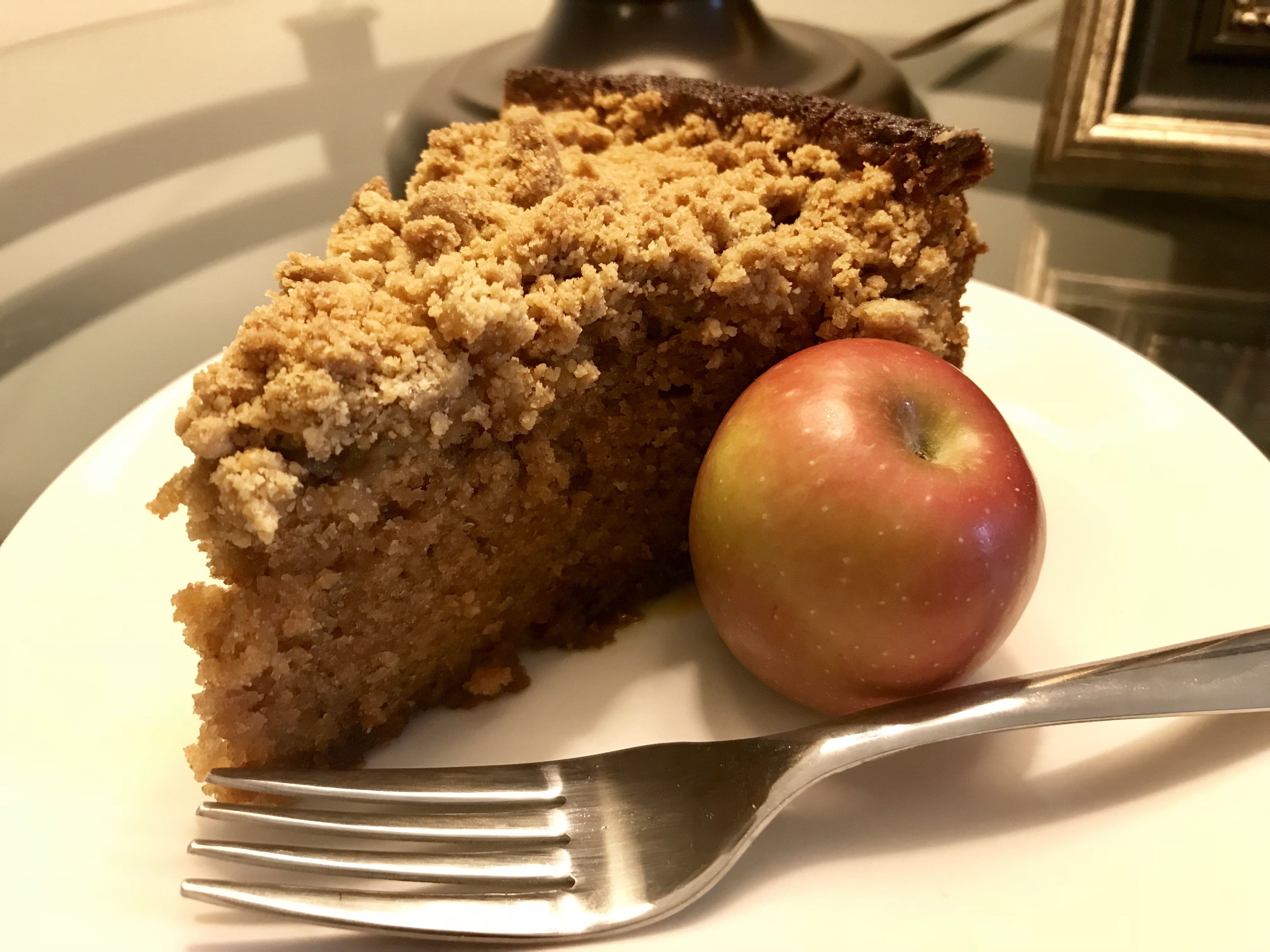 Bolo de maçãs caramelizadas com crumble