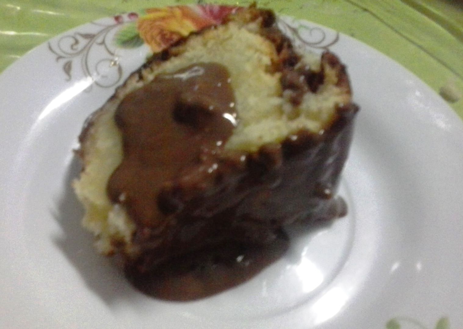 Bolo de melão com calda de chocolate