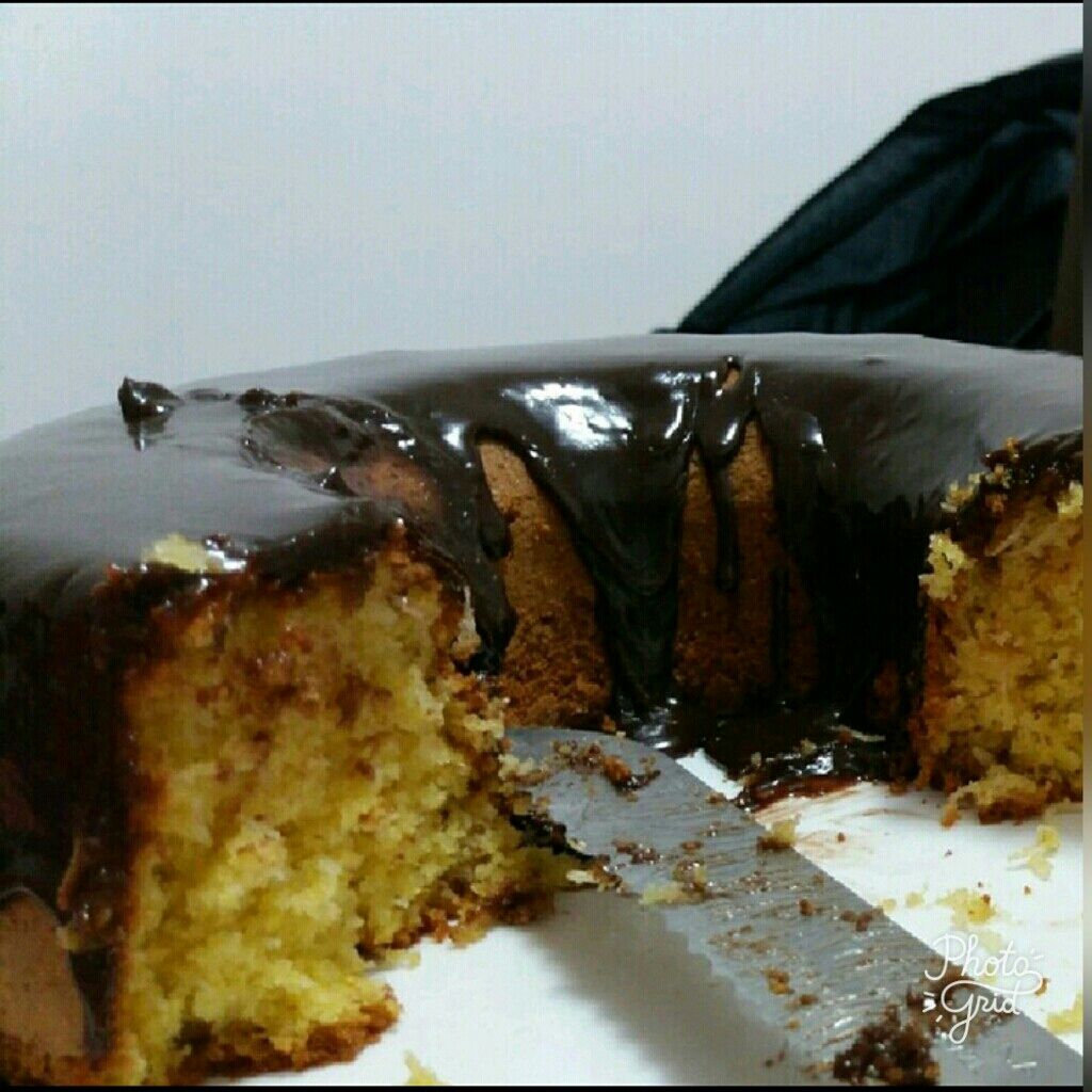 Bolo de milho com calda de chocolate