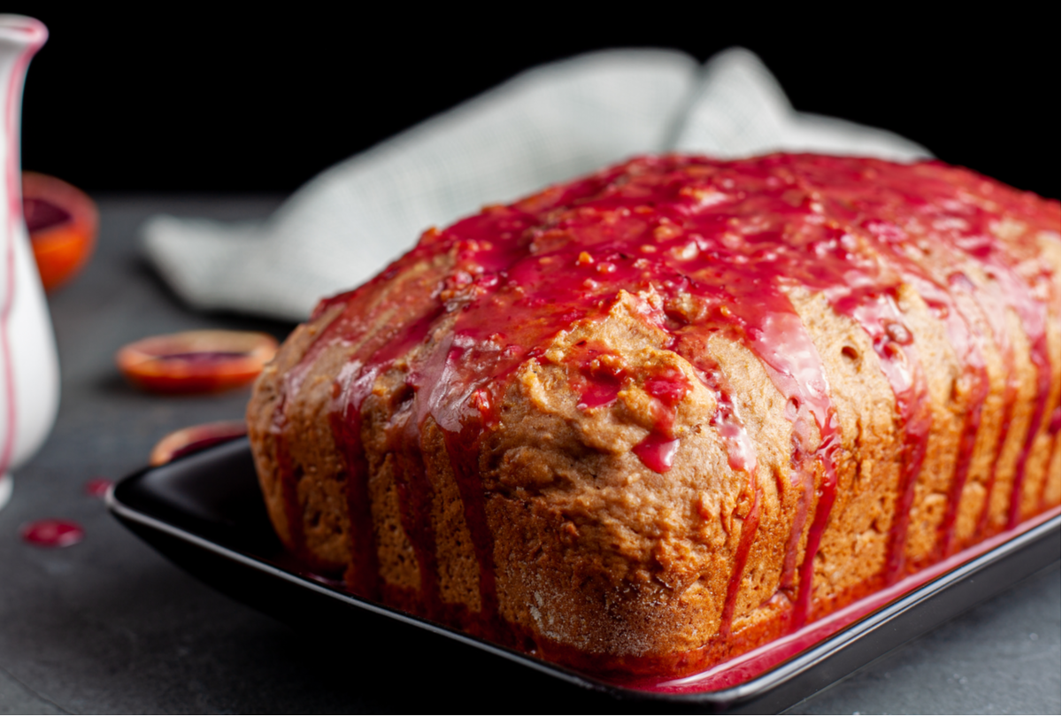 Bolo de milho com calda de goiabada