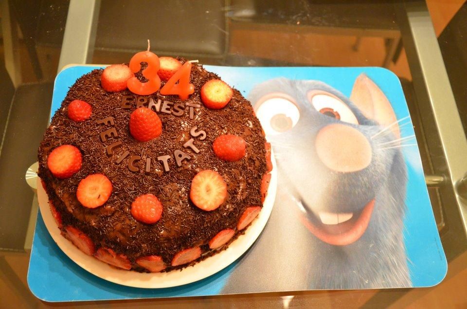 Bolo de morango com cobertura de chocolate