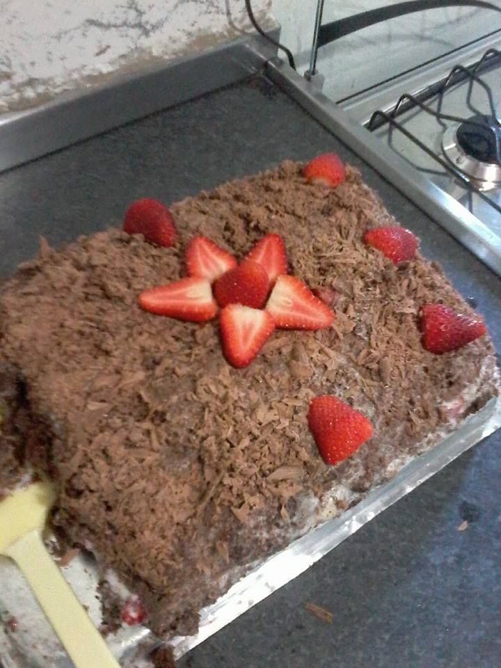 Bolo de morango com raspas de chocolate