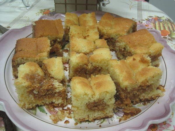 Bolo escondidinho de leite condensado e coco queimado