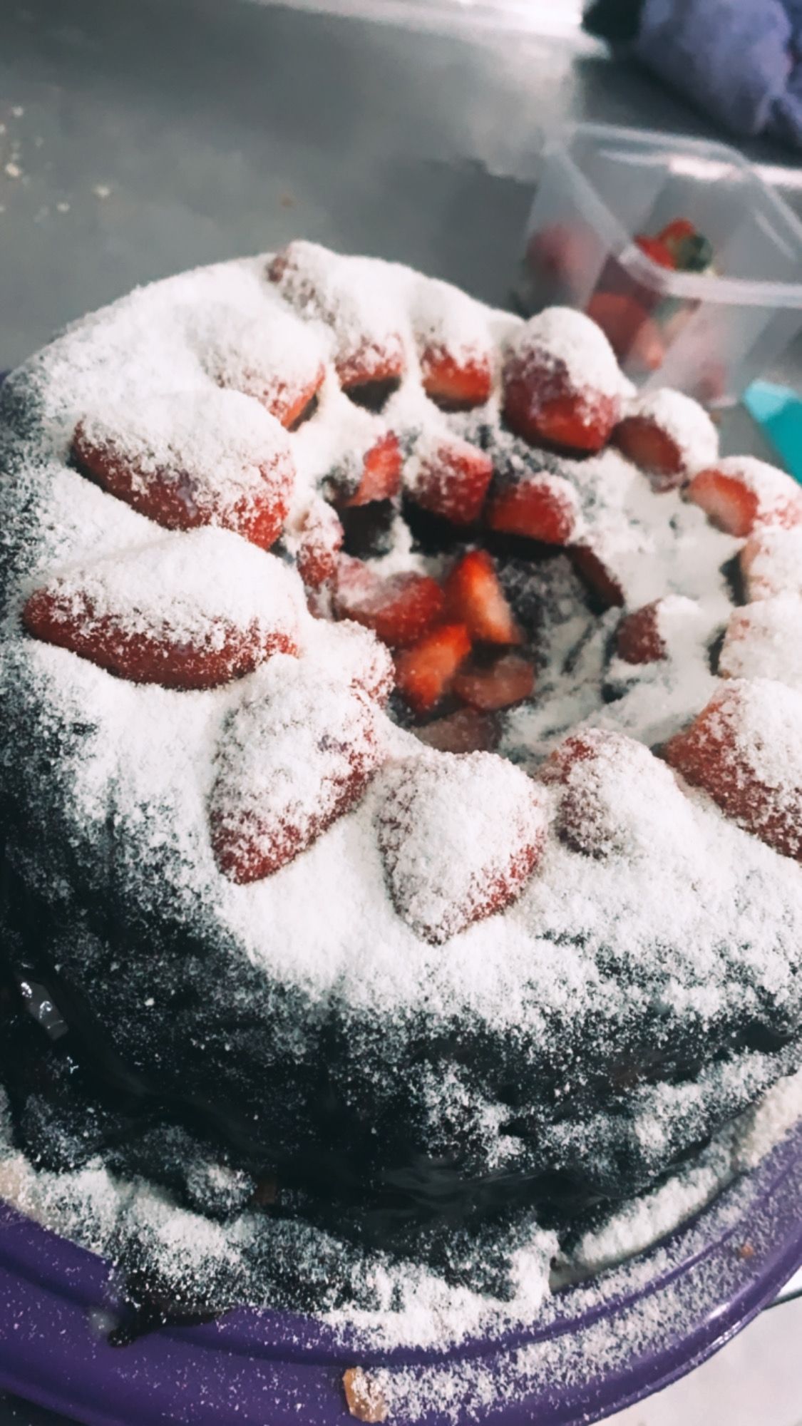 Bolo gelado de leite em pó com morango