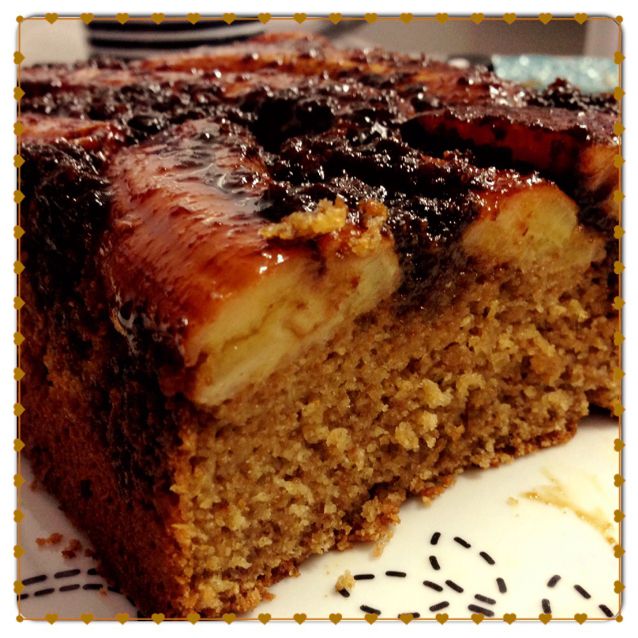 Bolo integral de banana caramelizada