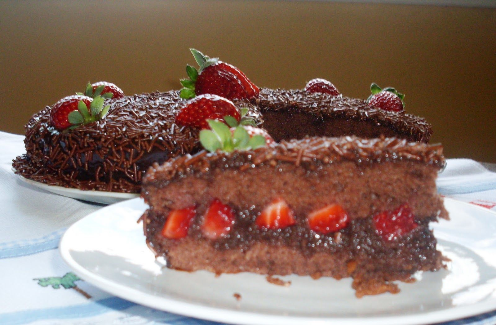 Bolo integral de brigadeiro com morango