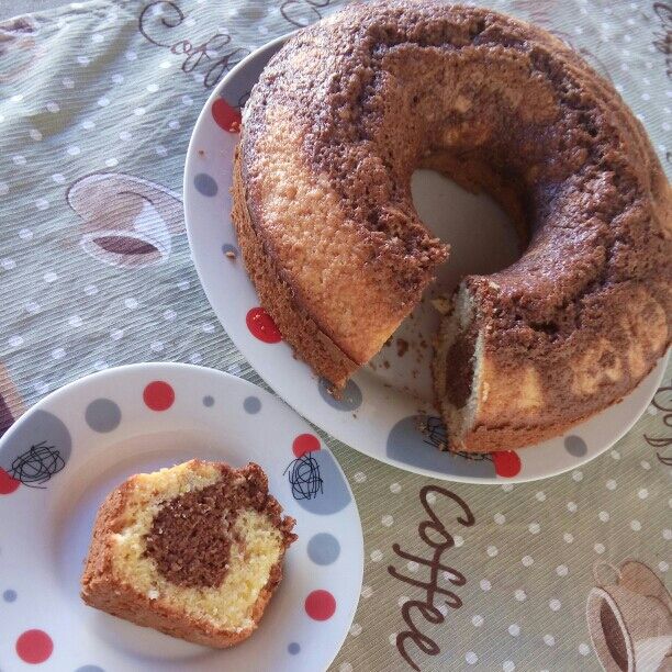 Bolo mesclado de laranja com chocolate