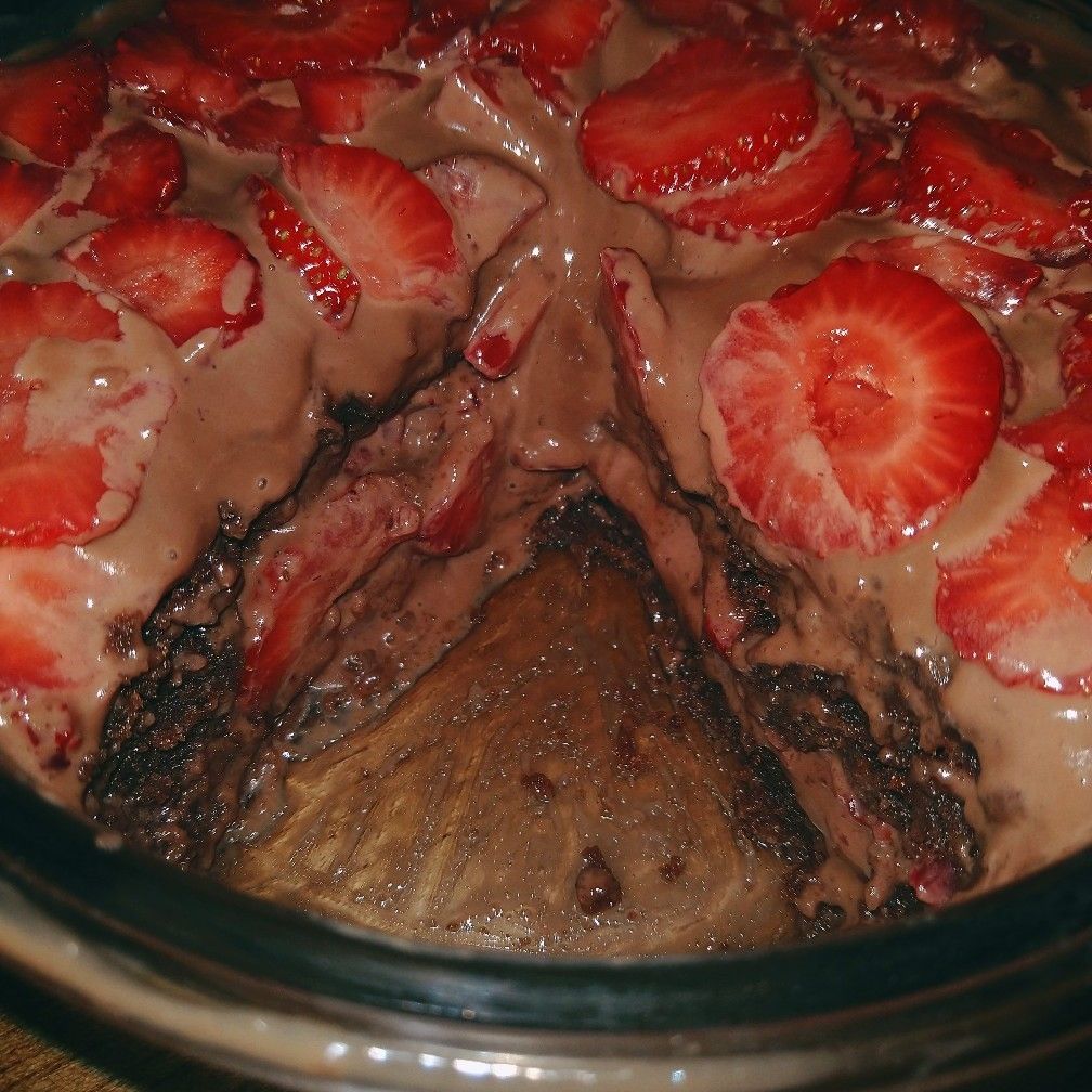 Bolo molhado/ bolo de pote (chocolate com creme de chocolate com morangos)