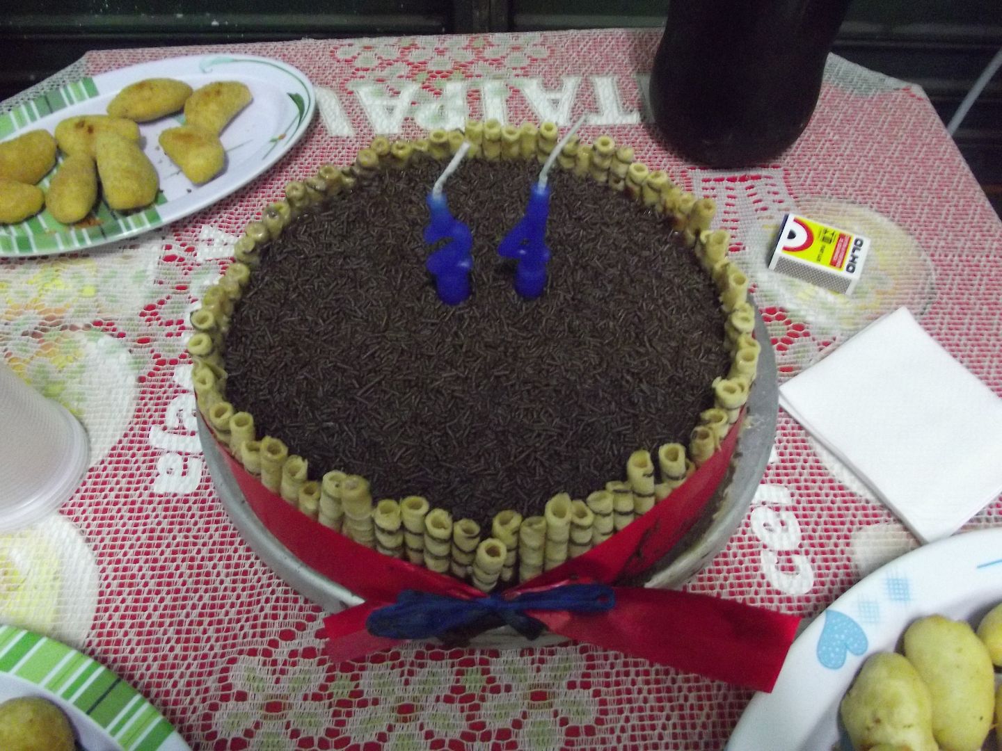 Bolo para aniversário com sobras de barra de chocolate