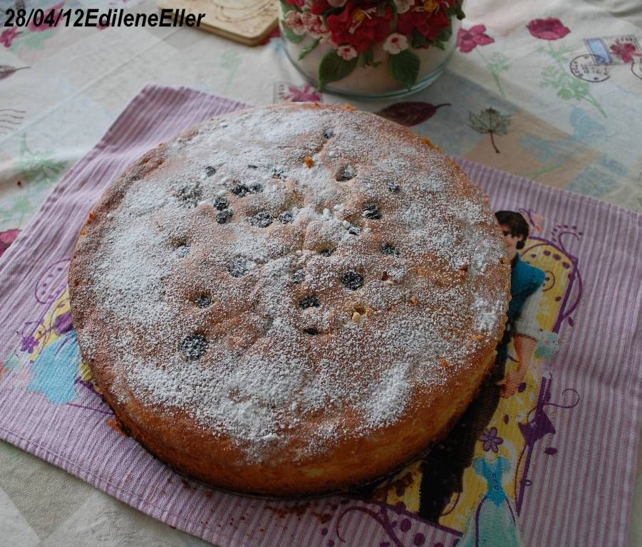 BOLO RÁPIDO com LINHAÇA, NATA E UVA PASSA