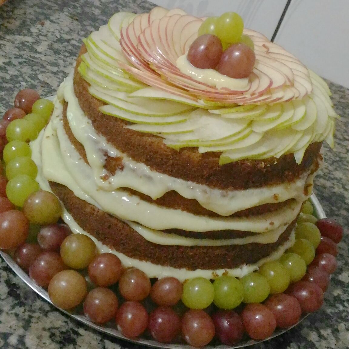 Bolo recheado com frutas