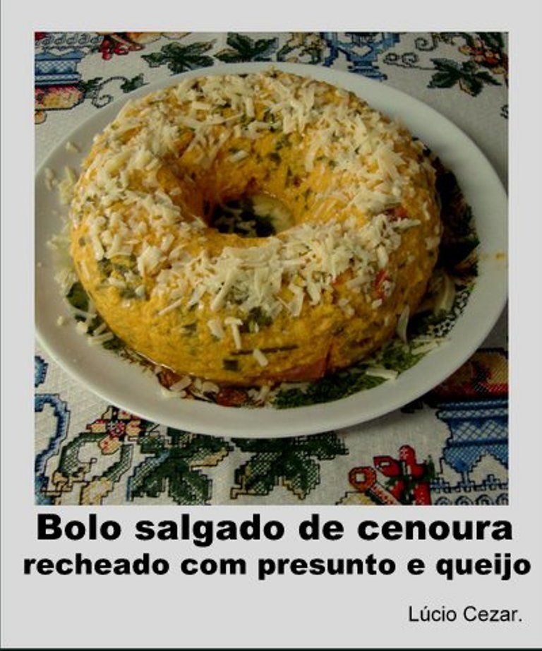 Bolo salgado de cenoura recheado com presunto e queijo