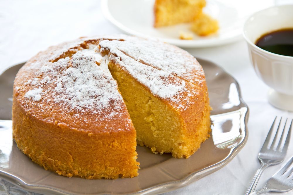 Bolo simples, fofinho e grande para café