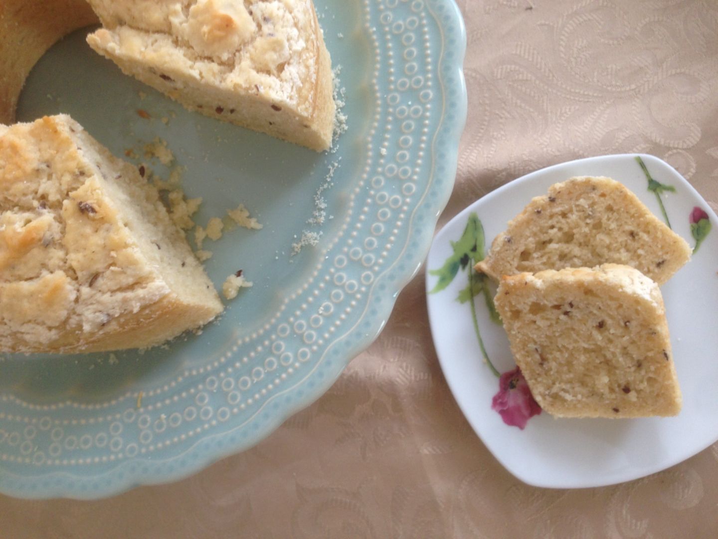 Bolo úmido vegano de massa de mandioca e cajuína