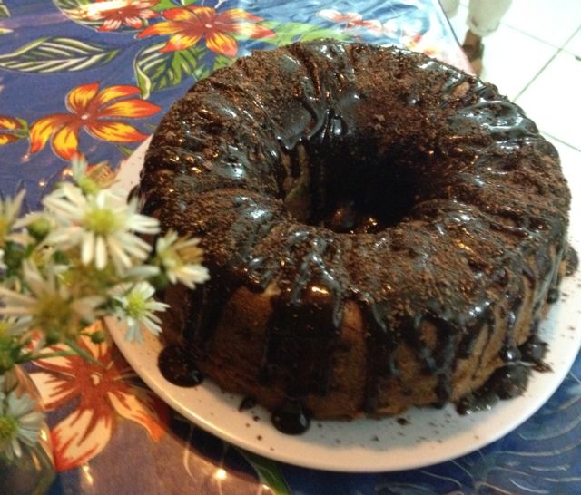 Bolo vegan de laranja e cobertura de chocolate