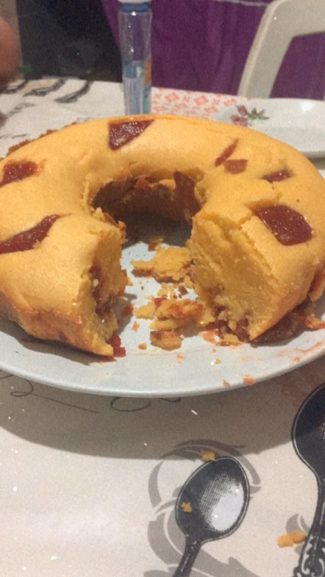 Bolo vegano de fubá com goiaba cascão